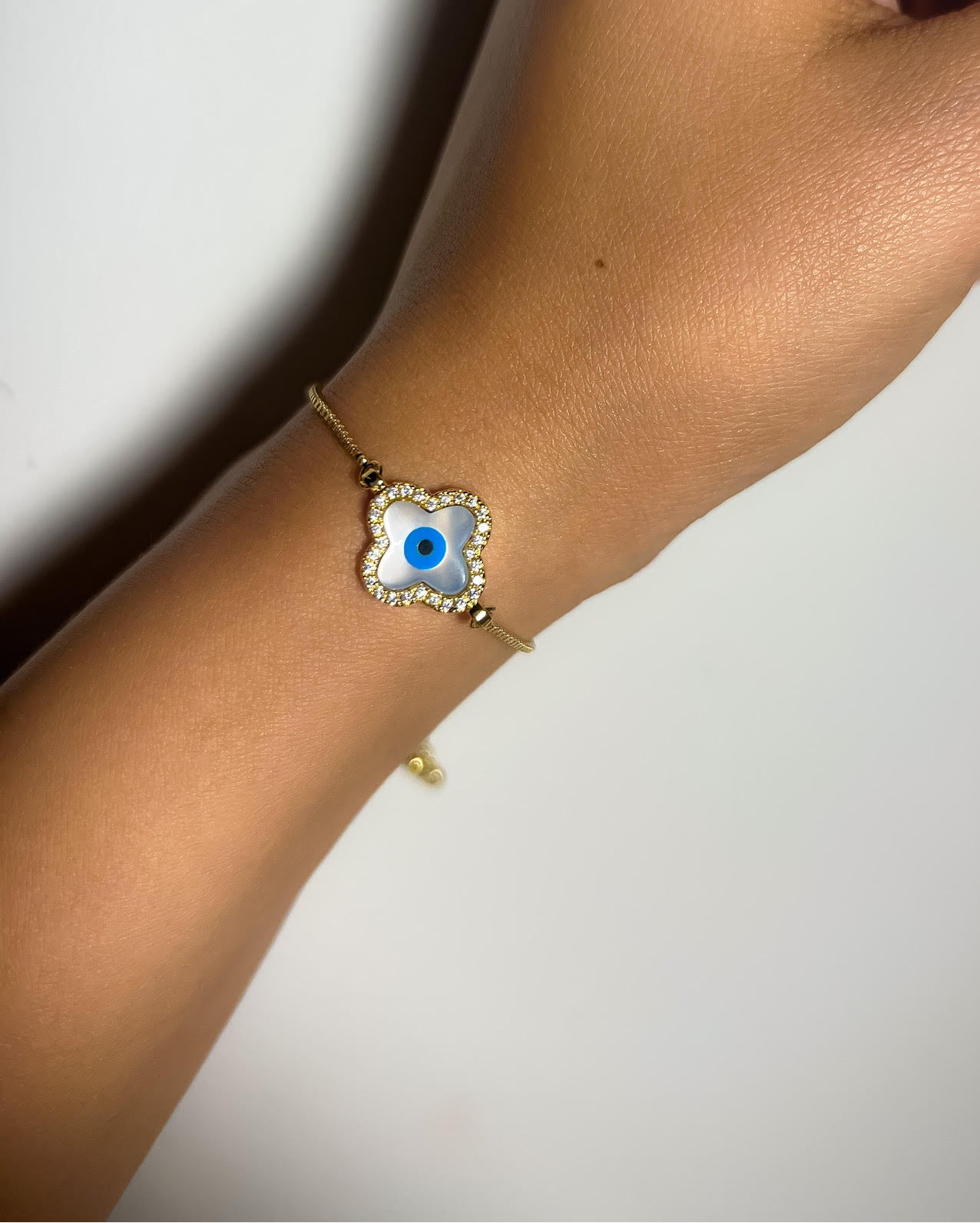 ROMALI 18k Gold-Plated Adjustable Eye Clover Bracelet