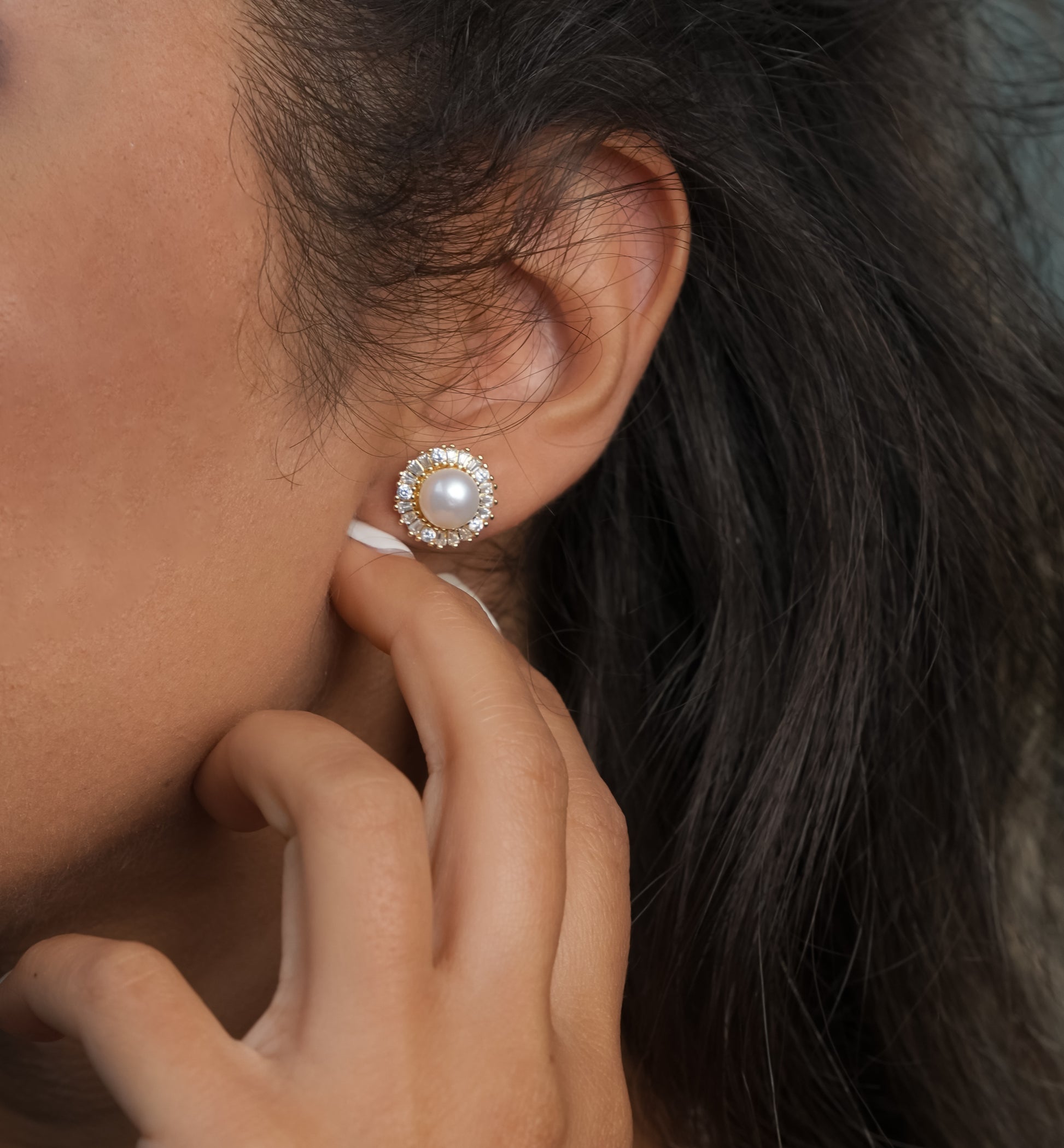 ROMALI 18K Gold-Plated Pearl Glow Stud Earrings - ROMALI