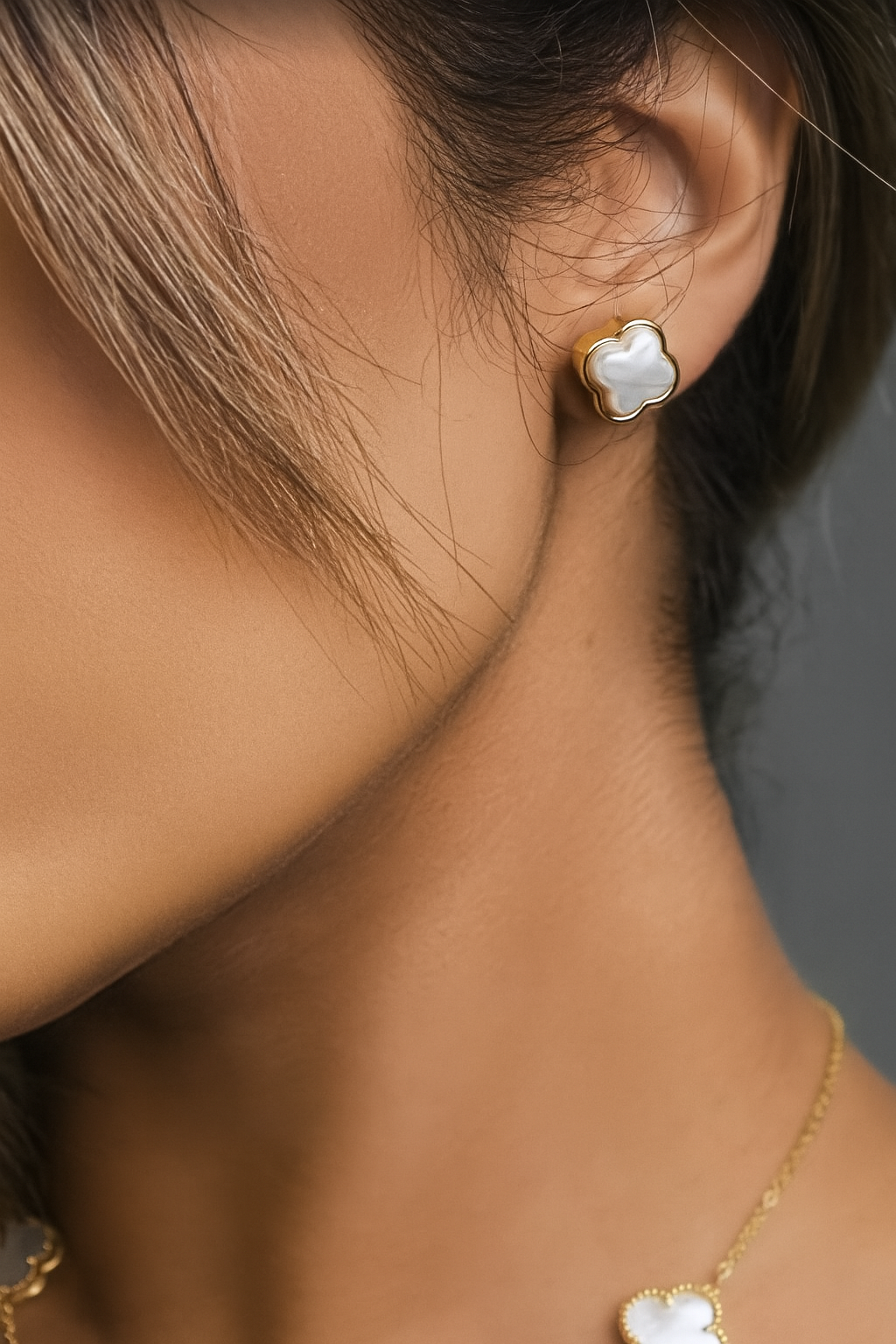 ROMALI 18K Gold-Plated Clover Pearl Stud Earrings - ROMALI